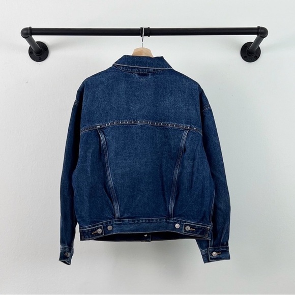 NWT Levi’s 90’s Denim Distressed Trucker Jacket in Mad Love Dark Wash - Picture 9 of 10